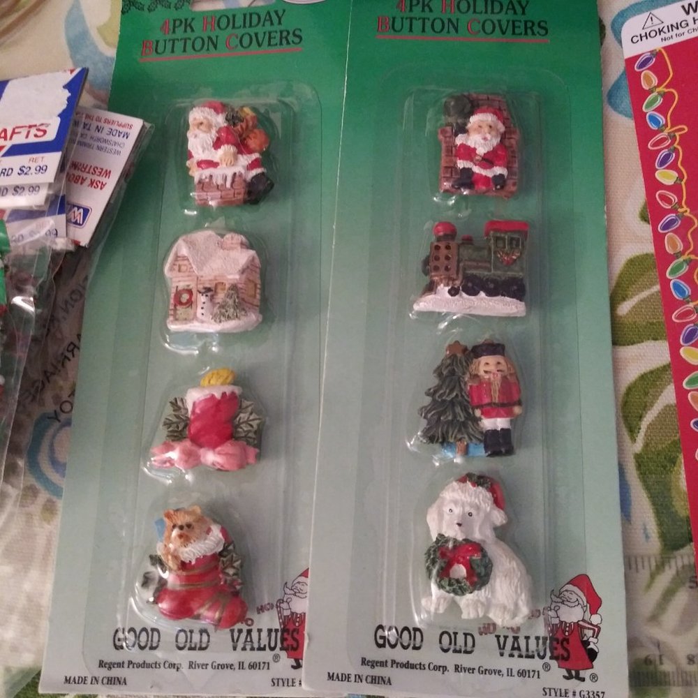 2366- 12 Santa Button And 8 Holiday Button Covers 4 Pack Christmas Bead Garland - Picture 3 of 5
